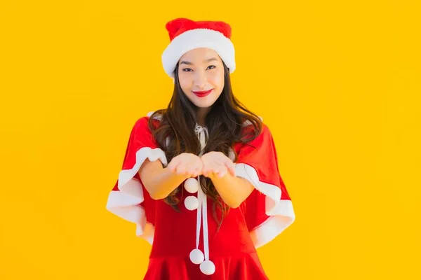 Güzel Genç Asyalı Kadın Portresi Noel Kıyafetleri Şapka Gülümsemesi Sarı — Stok fotoğraf