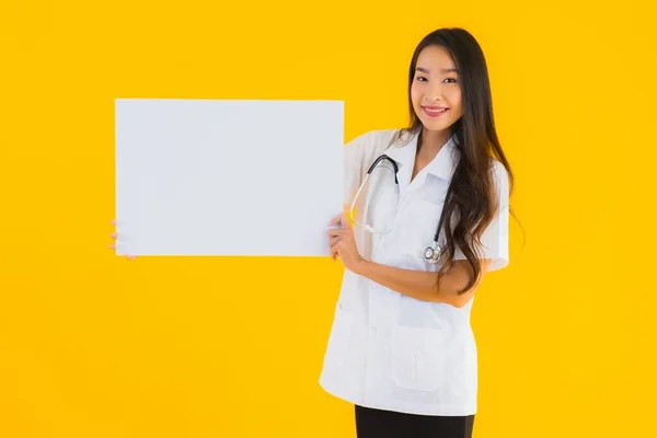 Retrato Hermosa Joven Asiática Médico Mujer Con Vacío Blanco Tablero — Foto de Stock