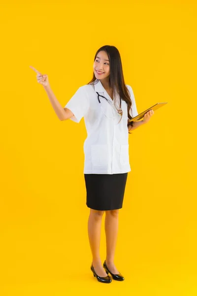 Portret Piękny Młody Azji Lekarz Kobieta Używać Smart Tablet Urządzenie — Zdjęcie stockowe