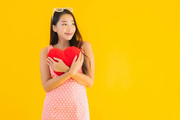 Retrato Bonito Jovem Asiático Mulher Com Coração Travesseiro Sinal Amarelo — Fotografia de Stock