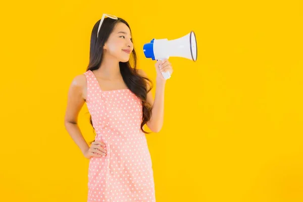 Portret Mooi Jong Aziatisch Vrouw Spreken Luid Met Megafoon Geel — Stockfoto