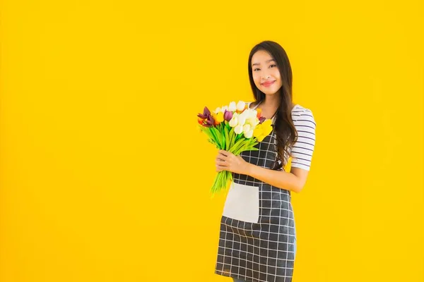 Retrato Jovem Mulher Asiática Bonita Usar Avental Com Flor Colorida — Fotografia de Stock