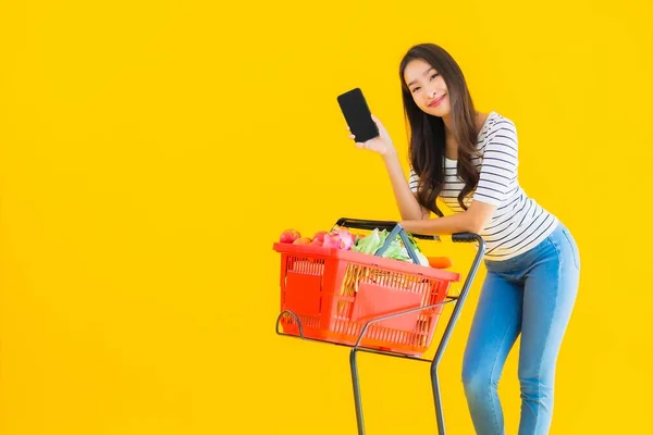 Portré Gyönyörű Fiatal Ázsiai Vásárlás Élelmiszer Szupermarket Kosár Okos Mobiltelefon — Stock Fotó
