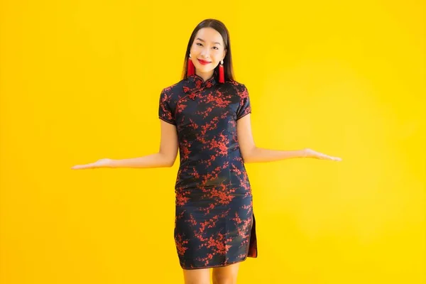 Πορτρέτο Όμορφη Νεαρή Ασιατική Γυναίκα Φορούν Κινέζικο Φόρεμα Δράση Για — Φωτογραφία Αρχείου
