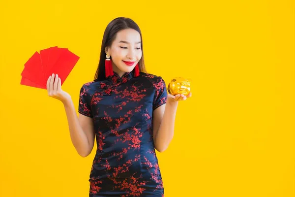 Retrato Bonito Jovem Asiático Mulher Desgaste Chinês Vestido Mostrar Ouro — Fotografia de Stock