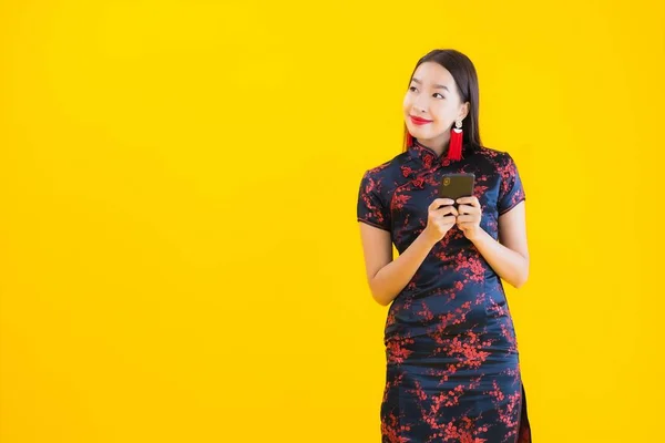 Porträt Schöne Junge Asiatische Frau Tragen Chinesisches Kleid Verwenden Smartphone — Stockfoto