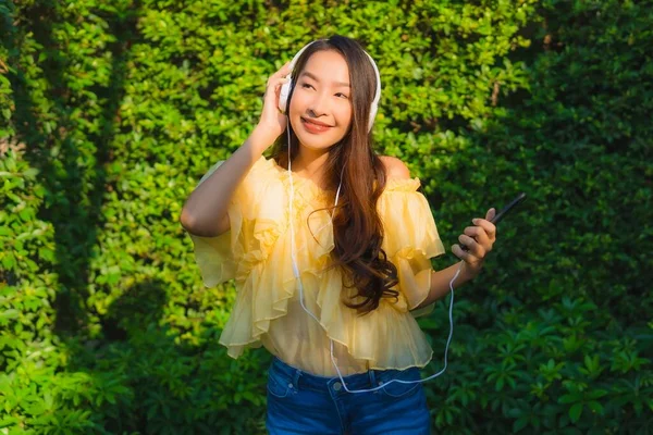 Jovem Mulher Asiática Usando Telefone Celular Inteligente Com Fone Ouvido — Fotografia de Stock