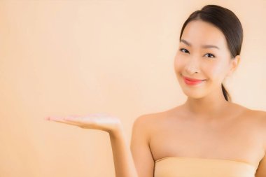 Güzellik kaplıcaları ve kozmetik makyaj anlayışı olan Asyalı güzel bir kadın portresi.