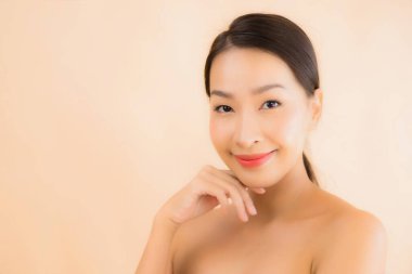 Güzellik kaplıcaları ve kozmetik makyaj anlayışı olan Asyalı güzel bir kadın portresi.