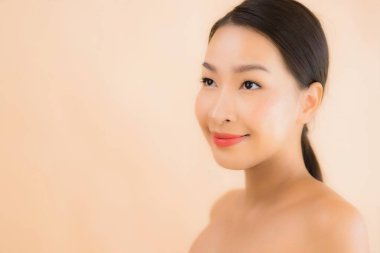 Güzellik kaplıcaları ve kozmetik makyaj anlayışı olan Asyalı güzel bir kadın portresi.