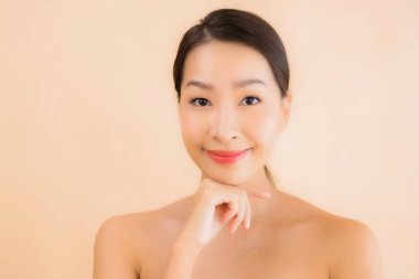 Güzellik kaplıcaları ve kozmetik makyaj anlayışı olan Asyalı güzel bir kadın portresi.