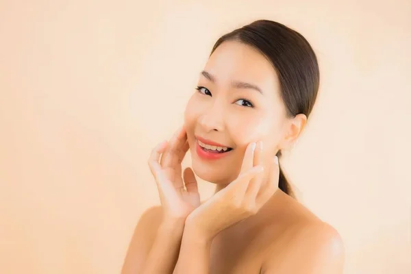 美しい若いアジアの顔の女性の肖像画美容スパのウェルネスと化粧品のコンセプト — ストック写真