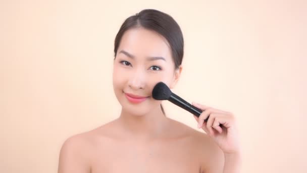 Imagens Bela Mulher Asiática Com Pele Clara Maquiagem Escova Fundo — Vídeo de Stock