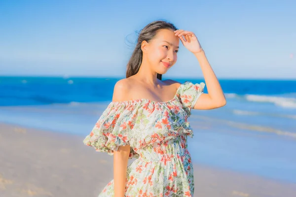 Portrait Belle Jeune Femme Asiatique Sourire Heureux Détendre Autour Plage — Photo