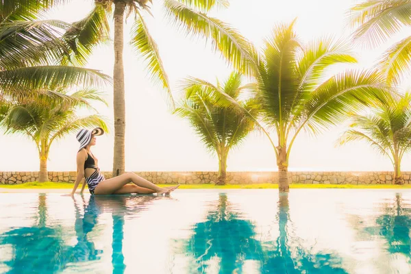 Retrato Hermosa Mujer Asiática Joven Relajarse Alrededor Piscina Aire Libre — Foto de Stock