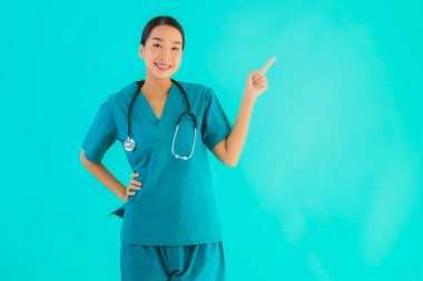 Güzel, genç Asyalı doktor kadının portresi. Hastane ve klinikte çalışmak için mutlu bir gülümseme.