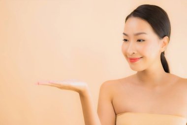 Güzellik kaplıcaları ve kozmetik makyaj anlayışı olan Asyalı güzel bir kadın portresi.