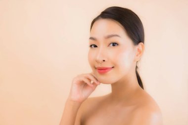 Güzellik kaplıcaları ve kozmetik makyaj anlayışı olan Asyalı güzel bir kadın portresi.