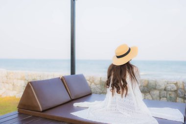 Genç Asyalı kadının portresi. Mutlu bir gülümseme. Deniz kıyısında tatil için rahatlayın.