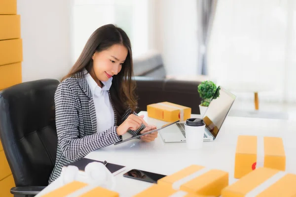 Ritratto Bella Giovane Donna Affari Asiatica Lavoro Casa Con Telefono — Foto Stock