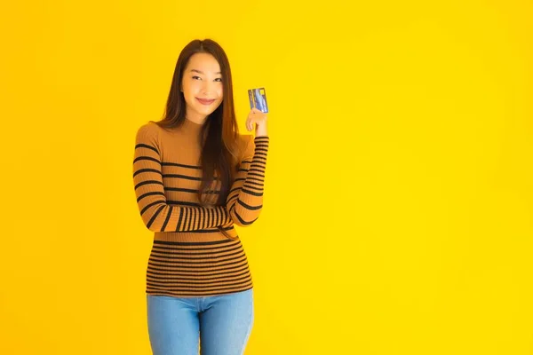 Porträtt Vackra Unga Asiatiska Kvinna Använder Smart Mobiltelefon Eller Mobiltelefon — Stockfoto