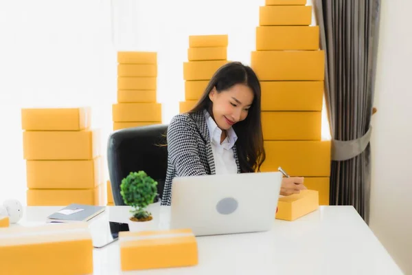 Portret Mooie Jonge Aziatische Zakenvrouw Werk Vanuit Huis Met Laptop — Stockfoto