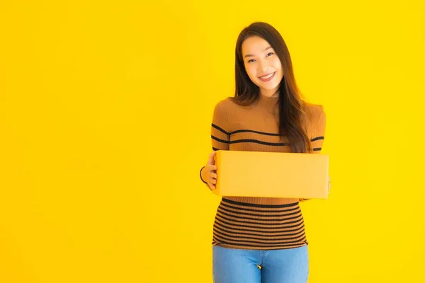 Hermosa Mujer Asiática Joven Sosteniendo Caja Cartón Mano Sobre Fondo —  Fotos de Stock