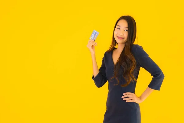 Porträt Schöne Junge Asiatische Frau Mit Kreditkarte Auf Gelbem Isolierten — Stockfoto