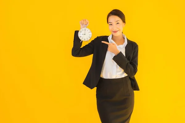 Retrato Hermosa Joven Asiática Mujer Mostrar Hora Del Reloj Alarma — Foto de Stock