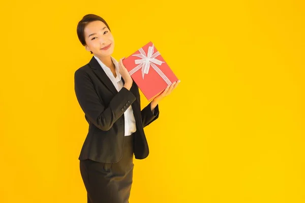 Portré Gyönyörű Fiatal Ázsiai Mutatják Piros Ajándék Doboz Boldog Mosollyal — Stock Fotó