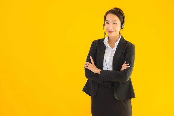 Porträtt Vackra Unga Företag Asiatisk Kvinna Med Hörlurar Eller Headset — Stockfoto