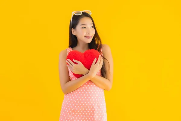 Retrato Bonito Jovem Asiático Mulher Com Coração Travesseiro Sinal Amarelo — Fotografia de Stock