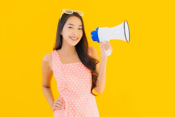 Portret Mooi Jong Aziatisch Vrouw Spreken Luid Met Megafoon Geel — Stockfoto