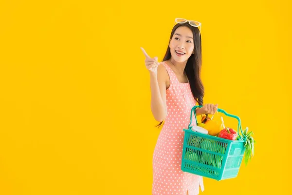 Portret Mooie Jonge Aziatische Vrouw Met Kruidenier Mandje Winkelen Uit — Stockfoto