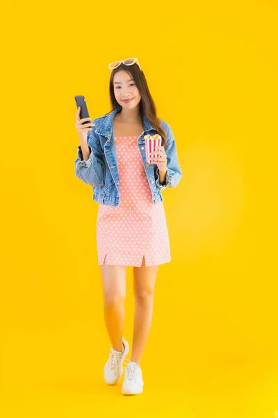 Porträt Schöne Junge Asiatische Frau Genießen Glücklich Mit Telefon Popcorn — Stockfoto