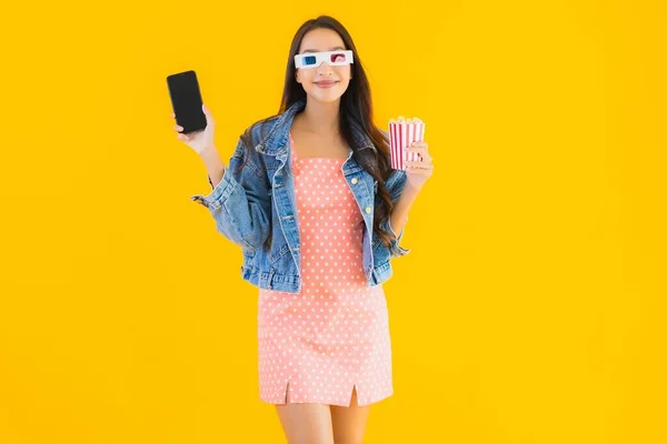 Porträt Schöne Junge Asiatische Frau Genießen Glücklich Mit Telefon Popcorn — Stockfoto