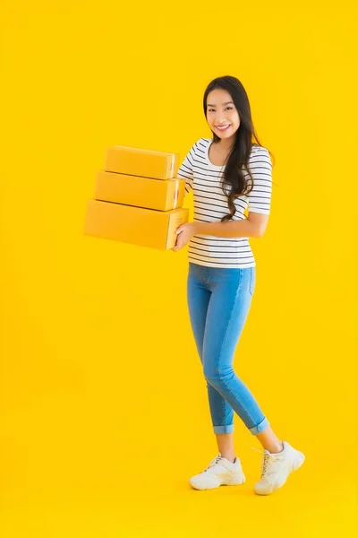 Retrato Bela Jovem Asiático Mulher Com Pacote Caixa Pronta Para — Fotografia de Stock