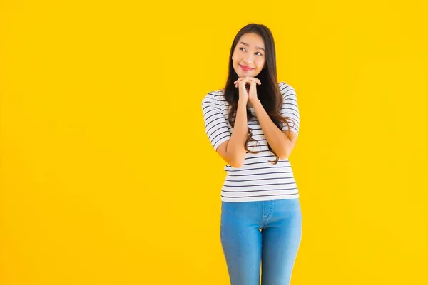 Porträtt Vacker Ung Asiatisk Kvinna Leende Glad Med Åtgärder Gul — Stockfoto