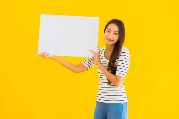 Portret Piękna Młoda Azjatycka Kobieta Pokazać Pusty Biały Billboard Znak — Zdjęcie stockowe