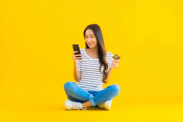 Portrét Krásná Mladá Asijská Žena Úsměv Šťastný Použití Chytrý Mobilní — Stock fotografie