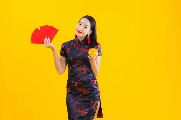 Πορτρέτο Όμορφη Νεαρή Ασιατική Γυναίκα Φορούν Κινέζικο Φόρεμα Δείχνουν Χρυσό — Φωτογραφία Αρχείου