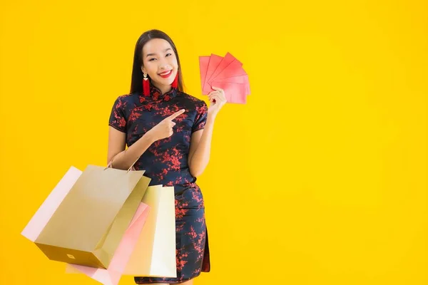 Porträtt Vacker Ung Asiatisk Kvinna Bära Kinesisk Klänning Med Shoppingväska — Stockfoto