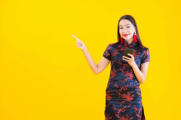 Porträtt Vackra Unga Asiatiska Kvinna Bära Kinesisk Klänning Använda Smart — Stockfoto