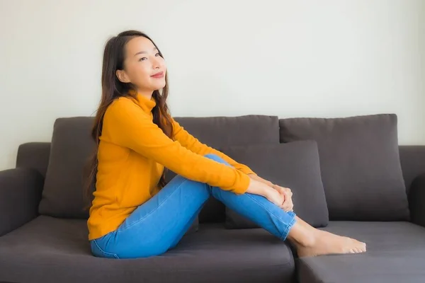 Portrait Jeune Asiatique Femme Heureux Relax Sourire Sur Canapé Chaise — Photo