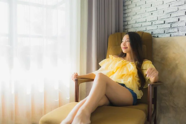 Retrato Joven Asiático Mujer Relajarse Feliz Sonrisa Sofá Silla Sala —  Fotos de Stock