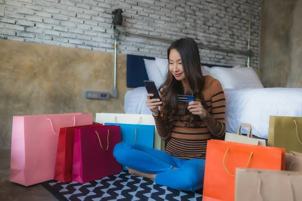 Junge Asiatin Mit Smartphone Und Laptop Mit Kreditkarte Schlafzimmer Online — Stockfoto