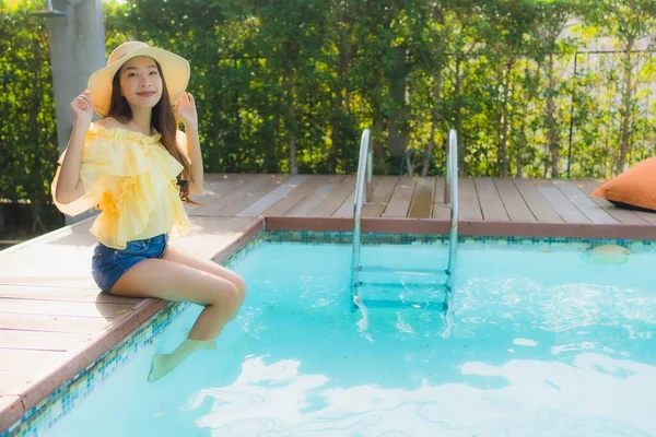 Retrato Jovem Asiático Mulher Feliz Sorriso Relaxar Redor Piscina Livre — Fotografia de Stock