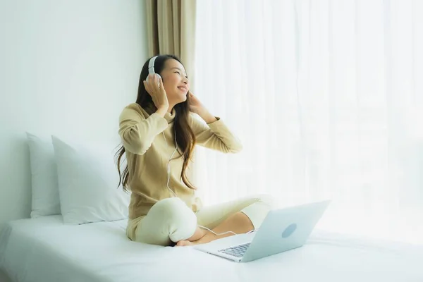 Junge Asiatin Benutzt Laptop Mit Kopfhörer Zum Musikhören Schlafzimmer — Stockfoto