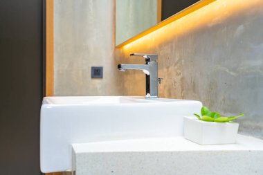 Musluk suyu ve beyaz lavabo dekorasyonu iç banyo.