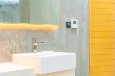 Musluk suyu ve beyaz lavabo dekorasyonu iç banyo.